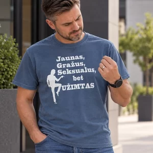 Mėlyni vyriški marškinėliai su balta spauda „Jaunas, Gražus, Seksualus, bet UŽIMTAS“ ir vyro siluetu ant vyro