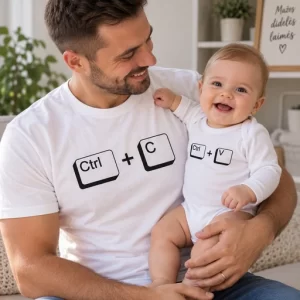 Balti tėčio marškinėliai su „Ctrl + C“ spauda ir kūdikio smėlinukas su „Ctrl + V“ spauda ant tėčio ir kūdikio