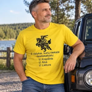 Geltoni vyriški marškinėliai su spauda „Krepšinis, Alus, Lietuva“ ir Lietuvos Vyčio motyvu ant vyro