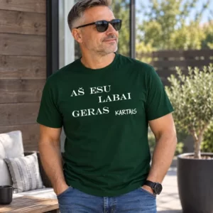 Tamsiai žali vyriški marškinėliai su balta spauda „Aš esu labai geras kartais“ ant vyro