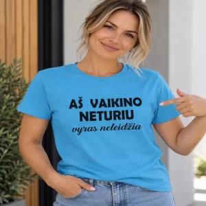 Žydri moteriški marškinėliai su spauda „Aš vaikino neturiu – vyras neleidžia“ ant moters