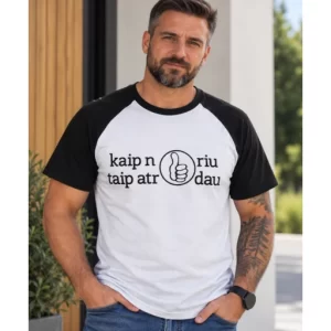 Vyriški marškinėliai juodomis rankovėmis su spauda „Kaip noriu, taip atrodau“ ir nykščio simboliu ant vyro