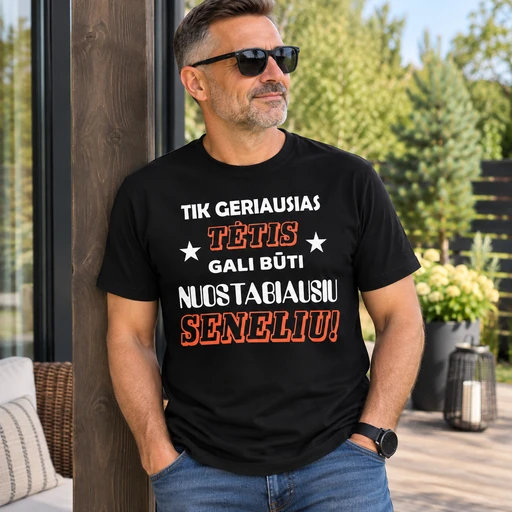 Juodi vyriški marškinėliai su spauda „Tik geriausias tėtis gali būti nuostabiausiu seneliu“ ant vyro