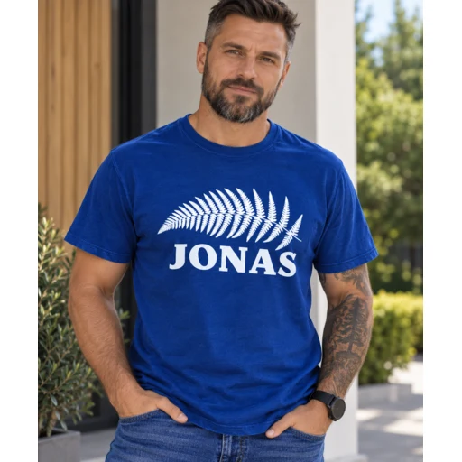Mėlyni vyriški marškinėliai su balta spauda „JONAS“ ir dekoratyviniu paparčio motyvu ant vyro