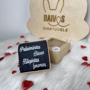 Juodos kojinės su spauda dėžutėje