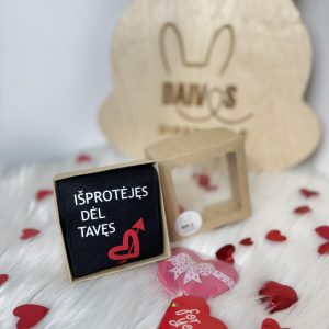 juodos kojinės su spauda