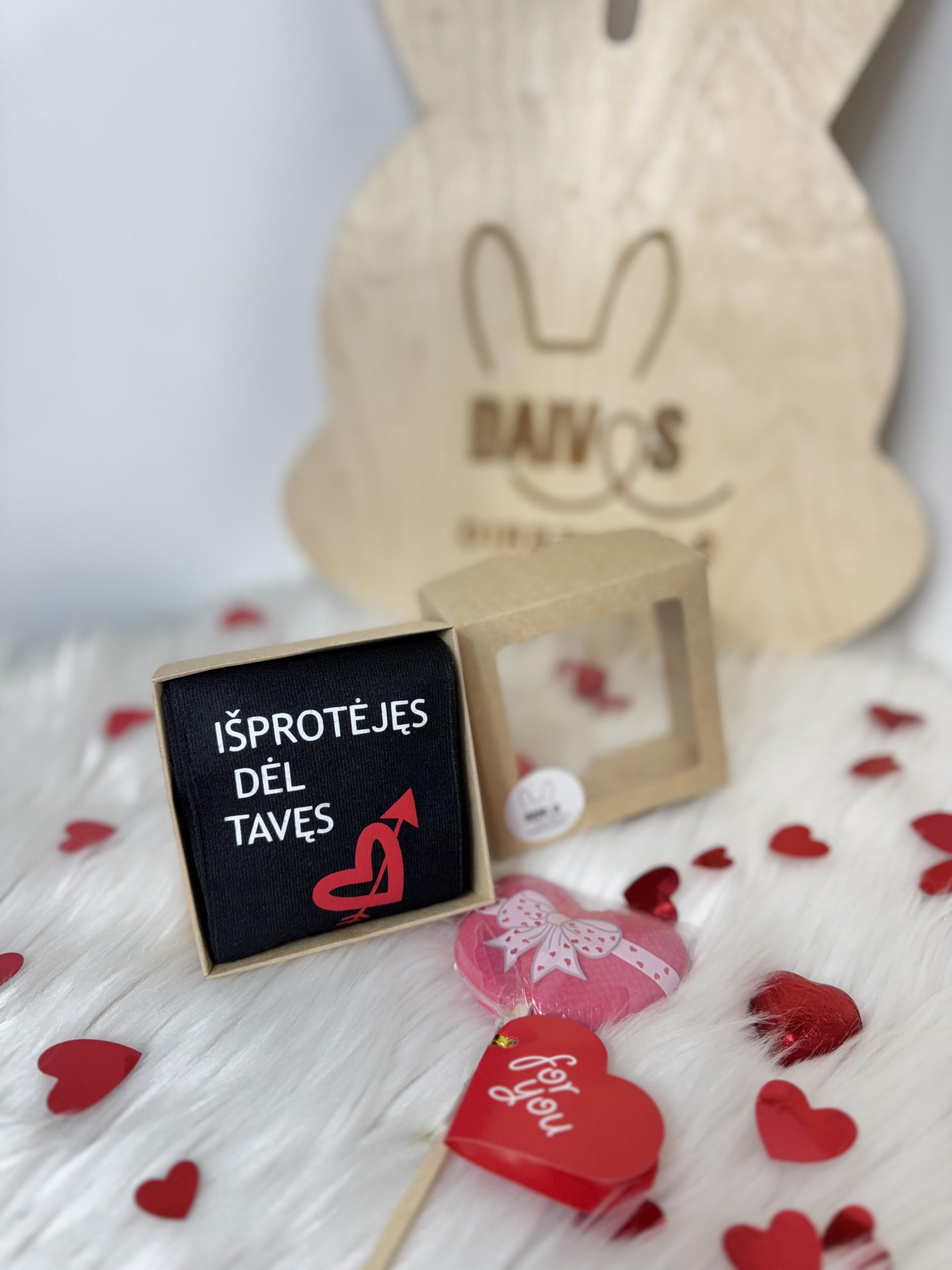 juodos kojinės su spauda