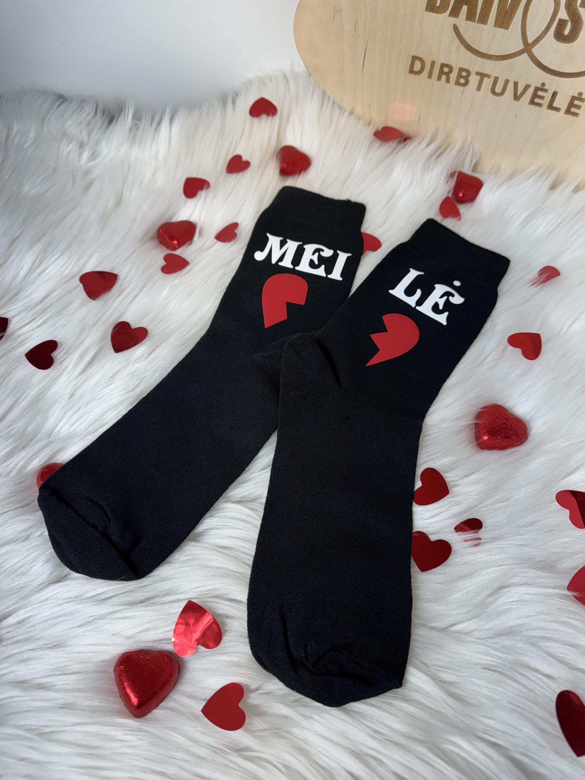 juodos kojinės su spauda