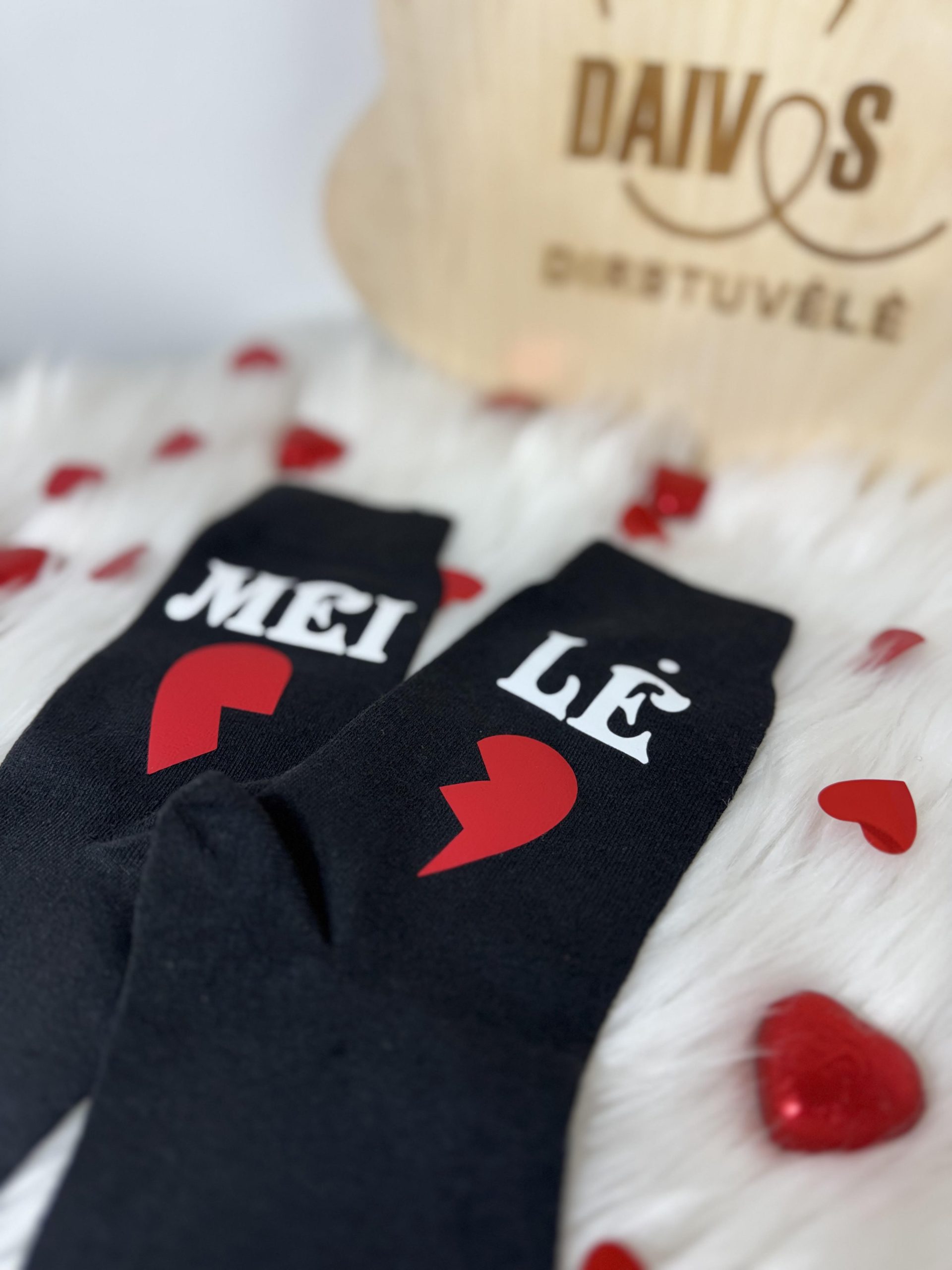 juodos kojinės su spauda