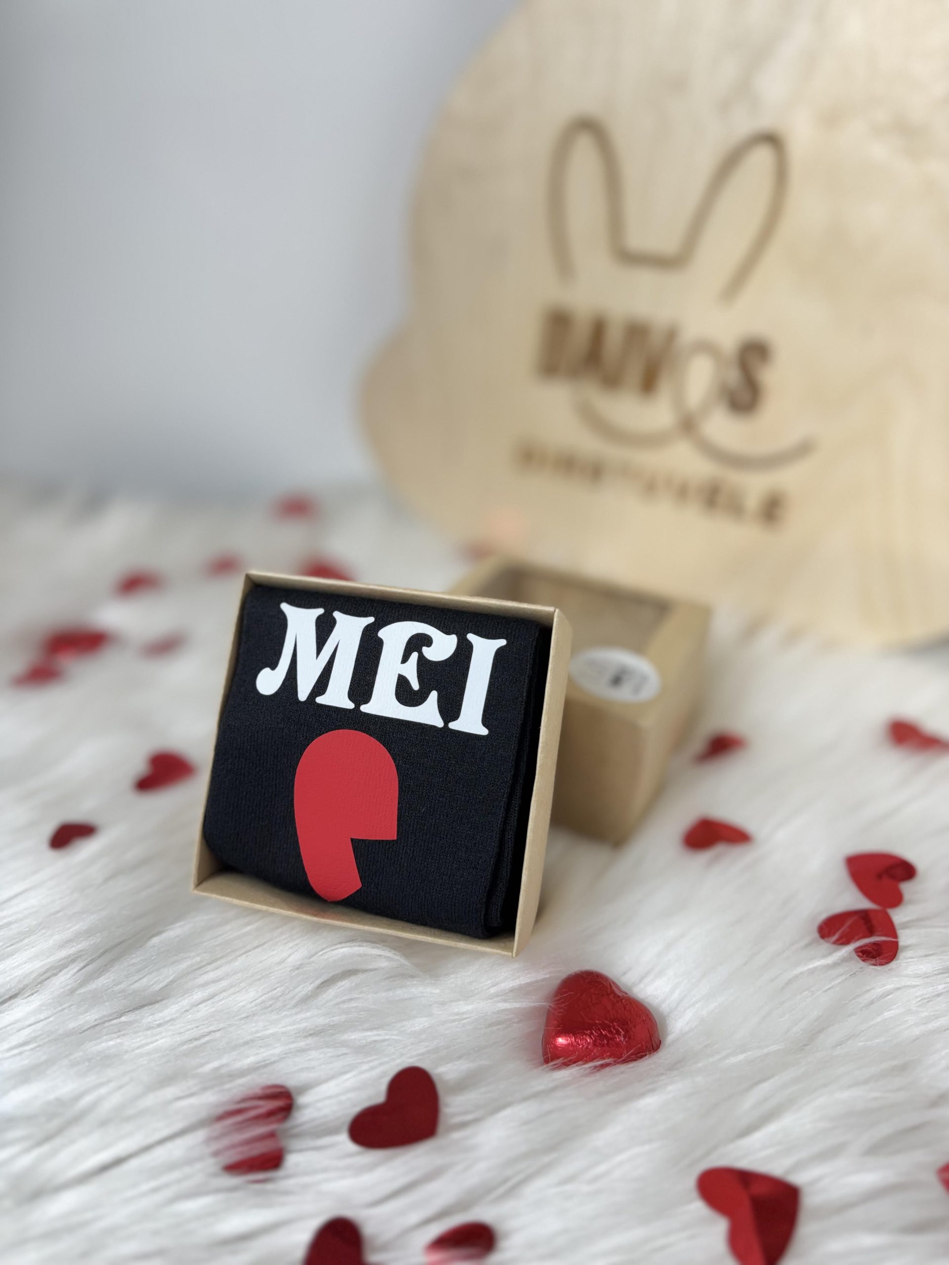 juodos kojinės su spauda dėžutėje