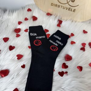 juodos kojinės su užrašu