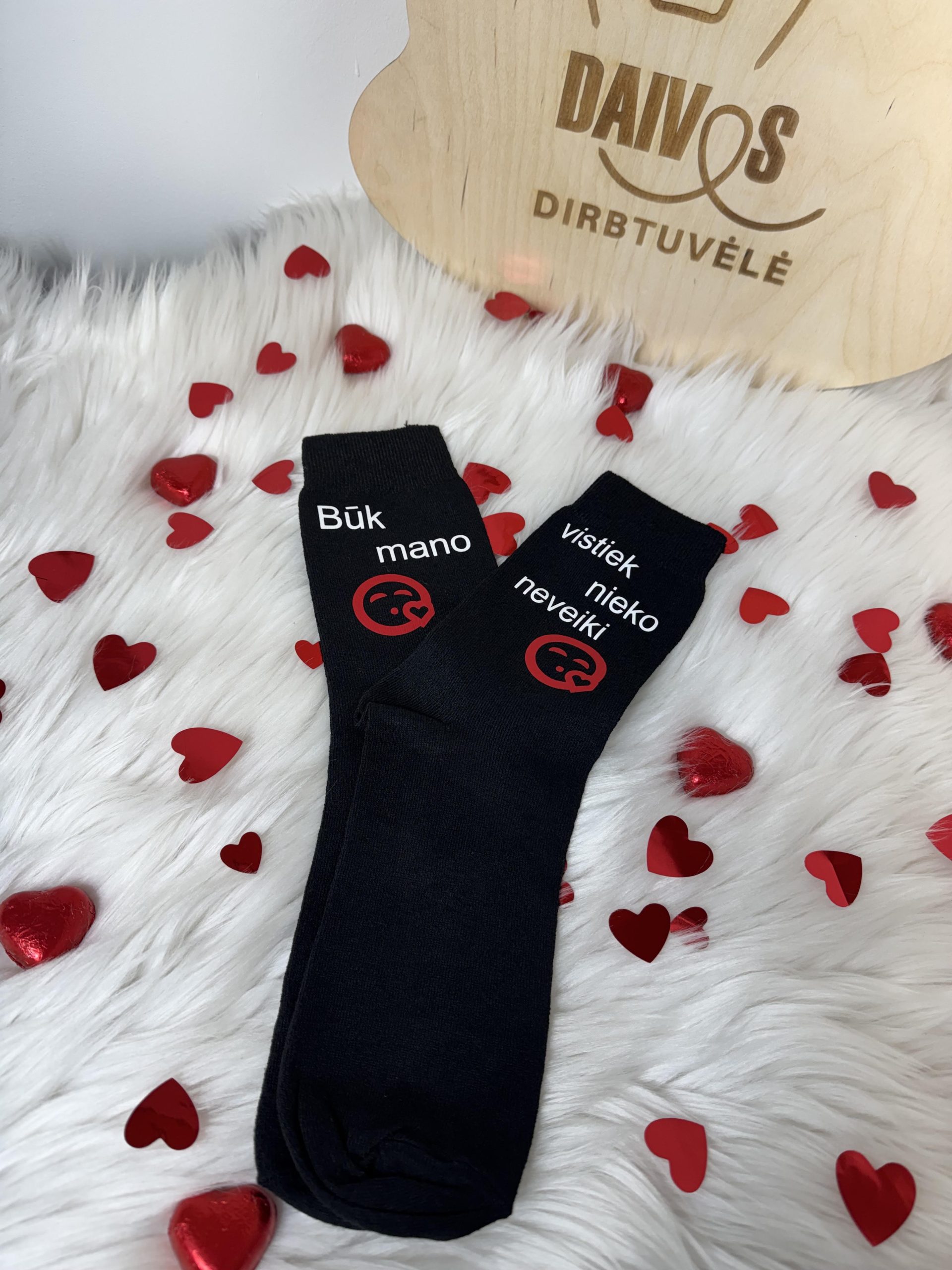juodos kojinės su užrašu