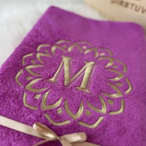 Ciklameno siuvinėtas rankšluostis su inicialu M