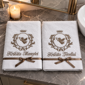 Siuvinėti rankšluosčiai krikšto tėvams su angelo motyvu ir užrašais „Krikšto Mamytei“ bei „Krikšto Tėveliui“