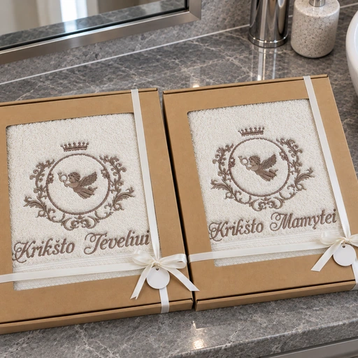 Siuvinėti rankšluosčiai krikšto tėvams su angelo motyvu ir užrašais „Krikšto Mamytei“ bei „Krikšto Tėveliui“