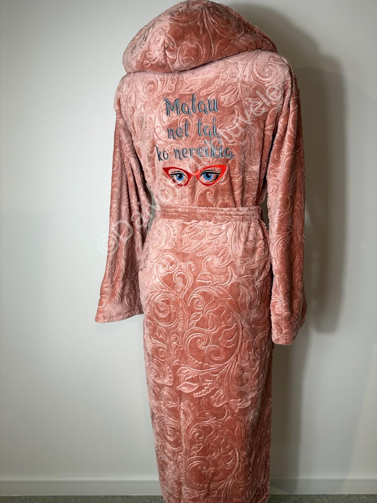 Siuvinėtas chalatas su tekstu