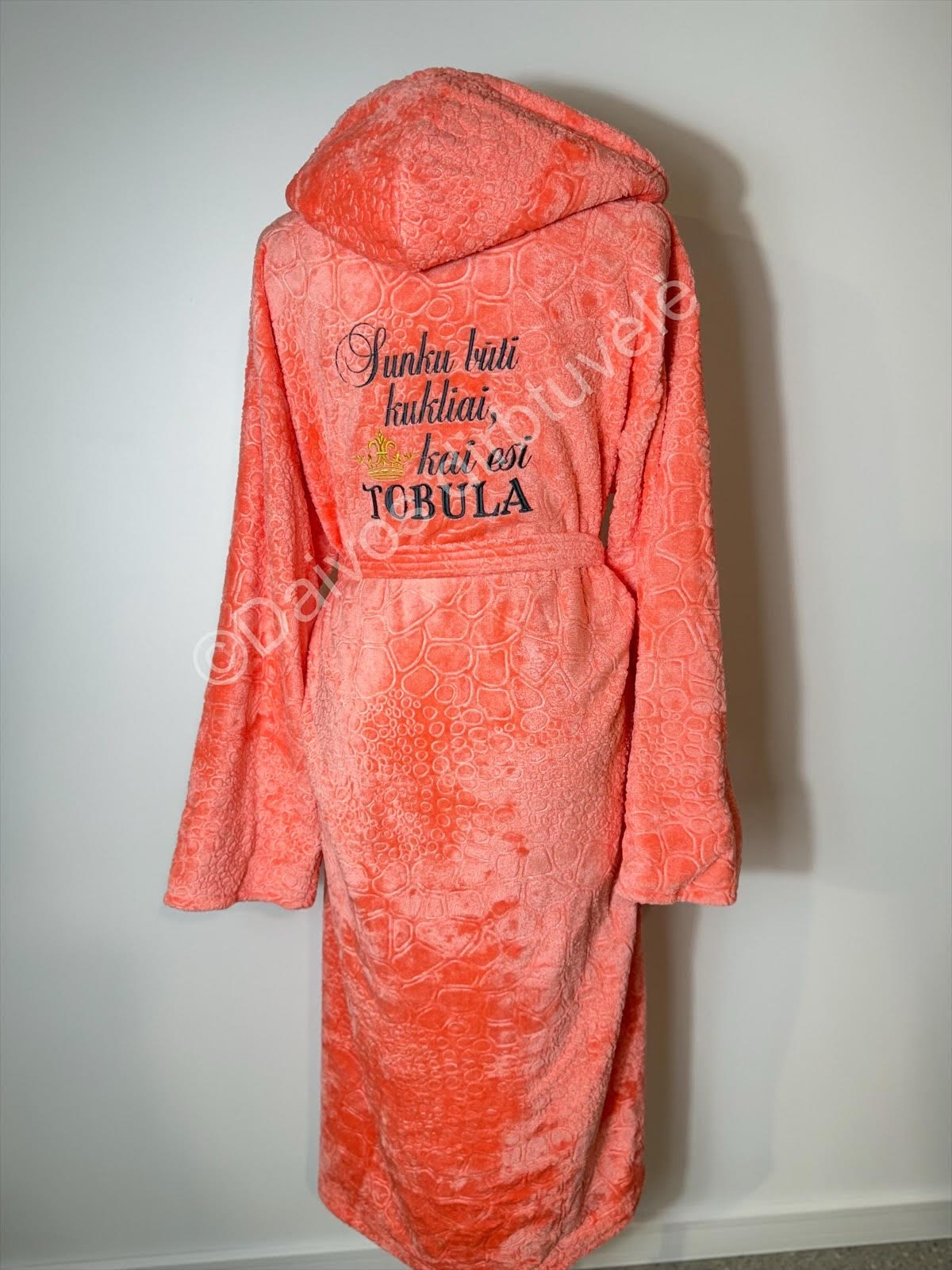 Siuvinėtas chalatas su tekstu