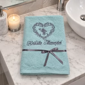 Melsvai mėtinis siuvinėtas rankšluostis „Krikšto Mamytei“ su dekoratyvios širdies ir angelo motyvu