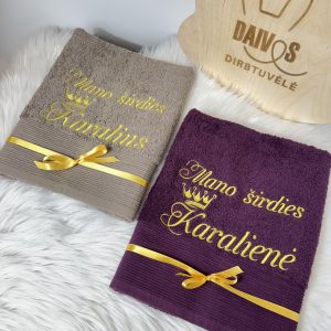 siuvinėti rankšluosčiai bordo ir kakavos spalvų