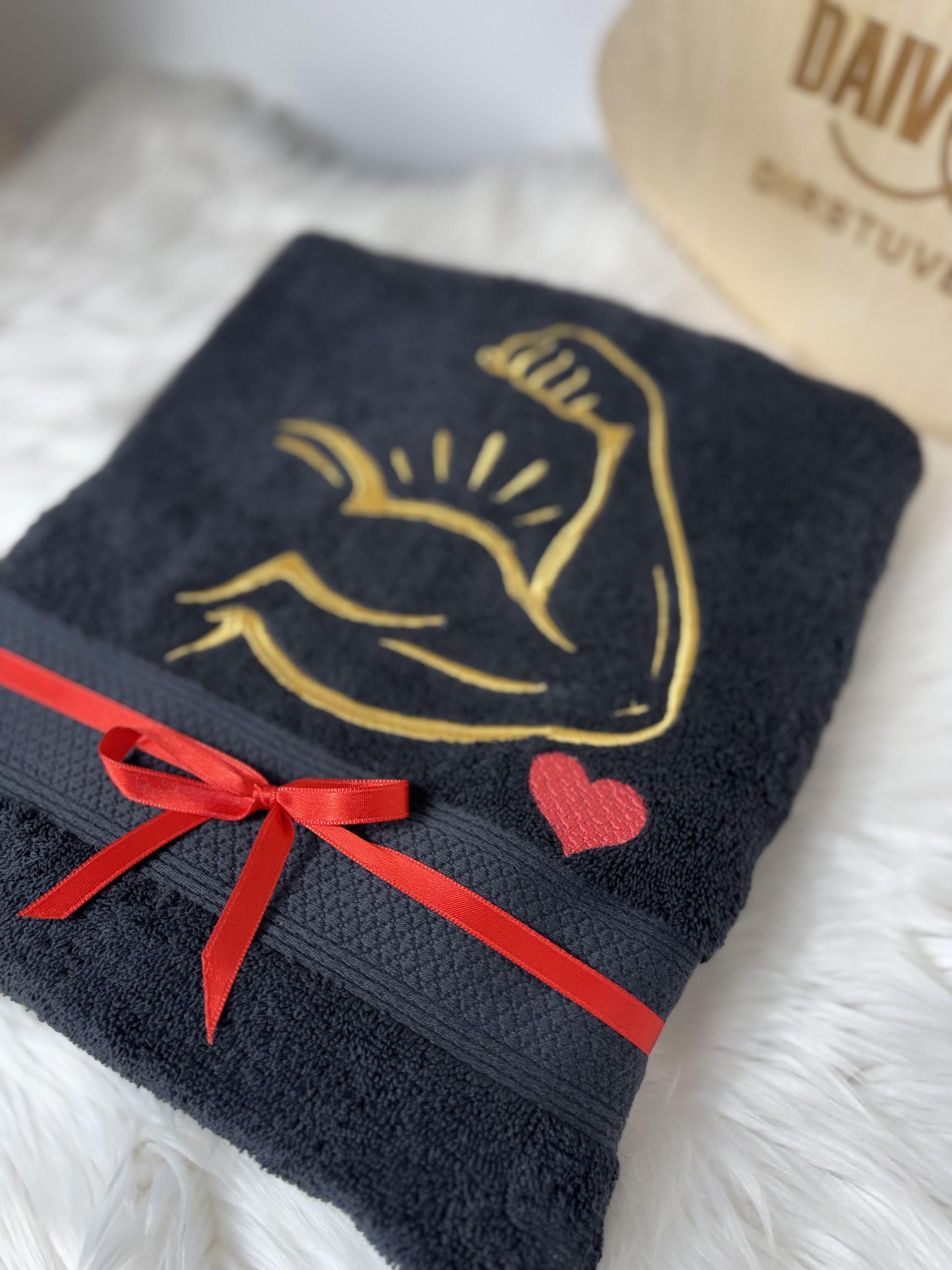 siuvinėtas rankšluostis juodas