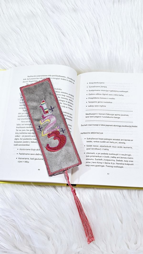 Siuvinėtas skirtukas knygai 123