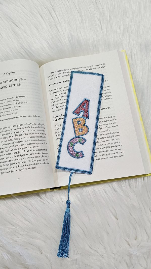 Siuvinėtas skirtukas knygai ABC