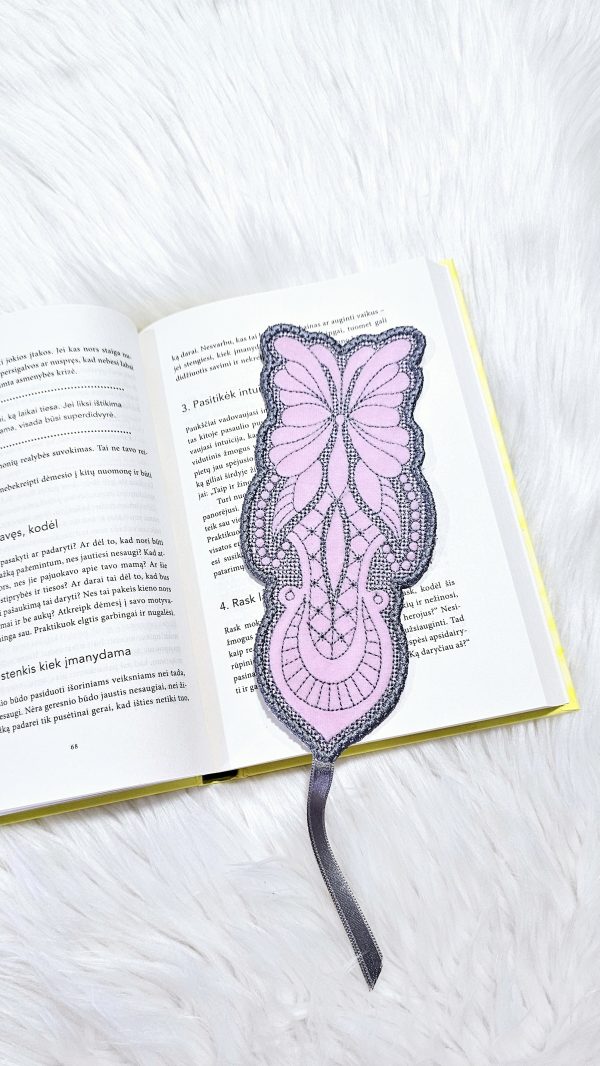 Siuvinėtas skirtukas knygai PILKA-ROŽINĖ