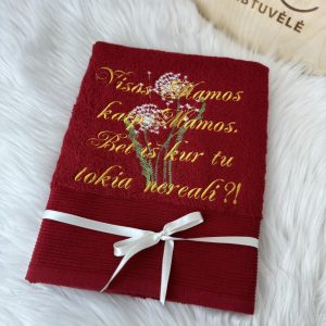 Raudonas siuvinėtas rankšluostis Nereali Mama su užrašu