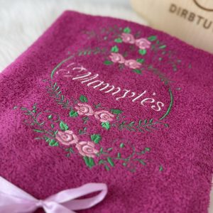 Ciklameno siuvinėtas rankšluostis Mamytės