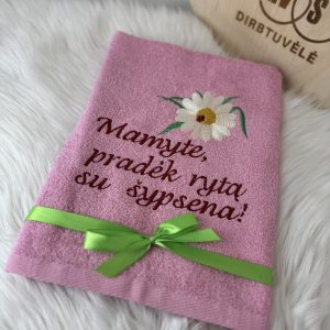 Rožinis siuvinėtas rankšluostis su užrašu Mamyte pradėk rytą su šypsena