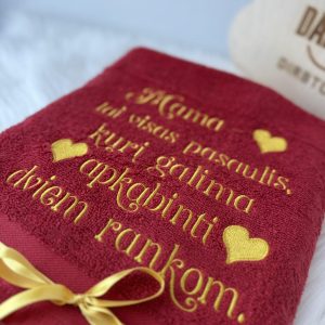 Raudonas siuvinėtas rankšluostis Apkabinimas Mama tai visas pasaulis