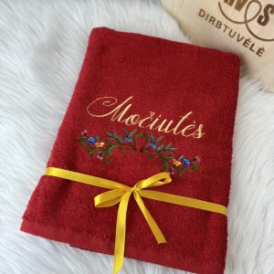 Raudonas siuvinėtas rankšluostis Močiutės