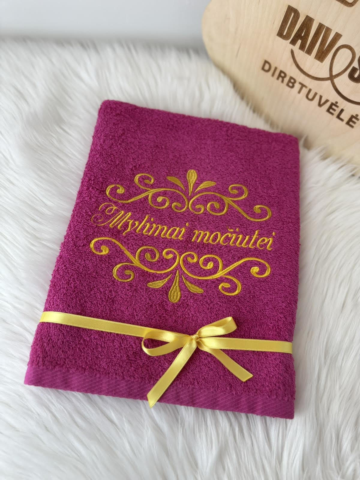 Ciklameninis siuvinėtas rankšluostis Mylimai močiutei