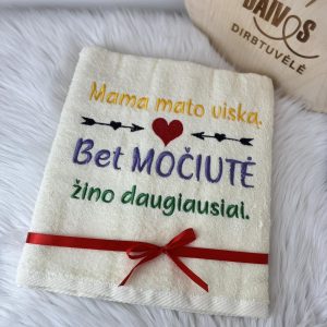 Baltas siuvinėtas rankšluostis Mama mato viską bet Močiutė žino daugiausia
