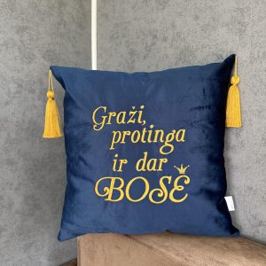 Mėlyna dekoratyvinė pagalvėlė su auksinėmis kutų detalėmis ir siuvinėtu užrašu – dovana Boso dienai.