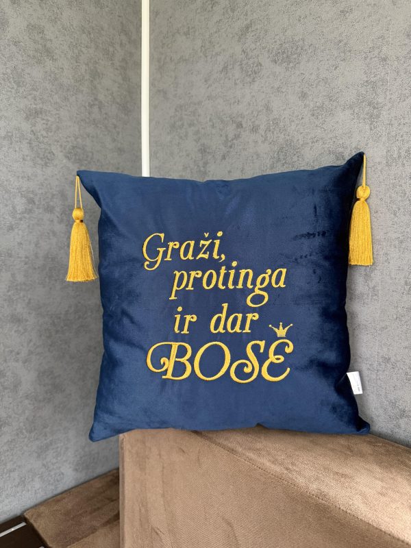 Mėlyna dekoratyvinė pagalvėlė su auksinėmis kutų detalėmis ir siuvinėtu užrašu – dovana Boso dienai.