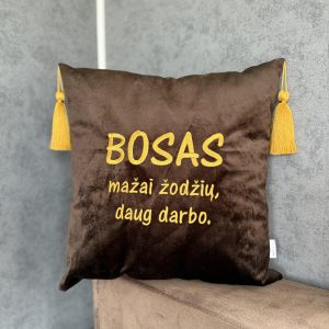 Ruda dekoratyvinė pagalvėlė su kutų detalėmis ir siuvinėtu užrašu – dovana Boso dienai.