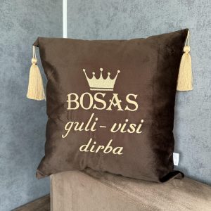 Mėlyna dekoratyvinė pagalvėlė su kutų detalėmis ir siuvinėtu užrašu – dovana Boso dienai.