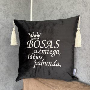 Juoda dekoratyvinė pagalvėlė su kutų detalėmis ir siuvinėtu užrašu – dovana Boso dienai.