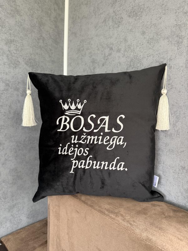 Juoda dekoratyvinė pagalvėlė su kutų detalėmis ir siuvinėtu užrašu – dovana Boso dienai.