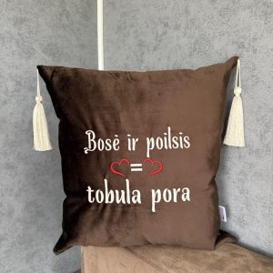 Ruda dekoratyvinė pagalvėlė su kutų detalėmis ir siuvinėtu užrašu – dovana Boso dienai.