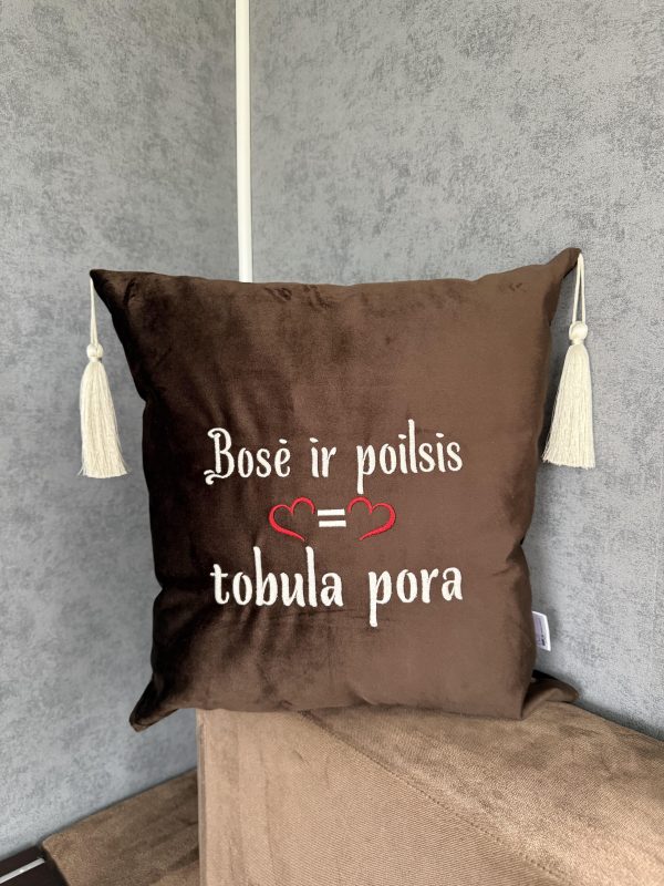 Ruda dekoratyvinė pagalvėlė su kutų detalėmis ir siuvinėtu užrašu – dovana Boso dienai.