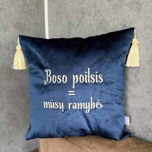 Mėlyna dekoratyvinė pagalvėlė su kutų detalėmis ir siuvinėtu užrašu – dovana Boso dienai.
