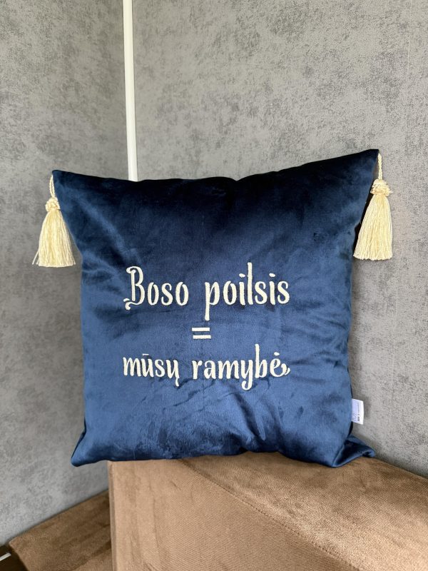 Mėlyna dekoratyvinė pagalvėlė su kutų detalėmis ir siuvinėtu užrašu – dovana Boso dienai.