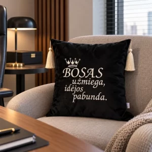 Juoda dekoratyvinė pagalvėlė su siuvinėtu užrašu „BOSAS užmiega, idėjos pabunda“, karūnos motyvu ir šviesiais kutais