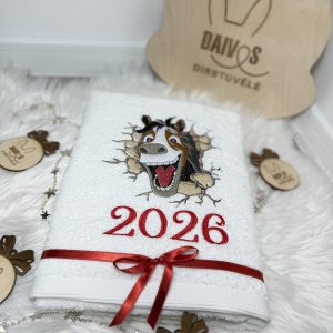 Baltas siuvinėtas rankšluostis su 2026 metų simboliu Arkliu