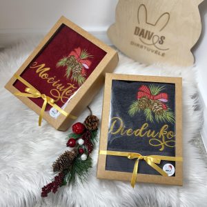 Raudonas ir pilkas siuvinėtas rankšluostis su užrašais „Močiutės“ ir „Dieduko“, puoštais eglės šakelėmis ir kankorėžiais