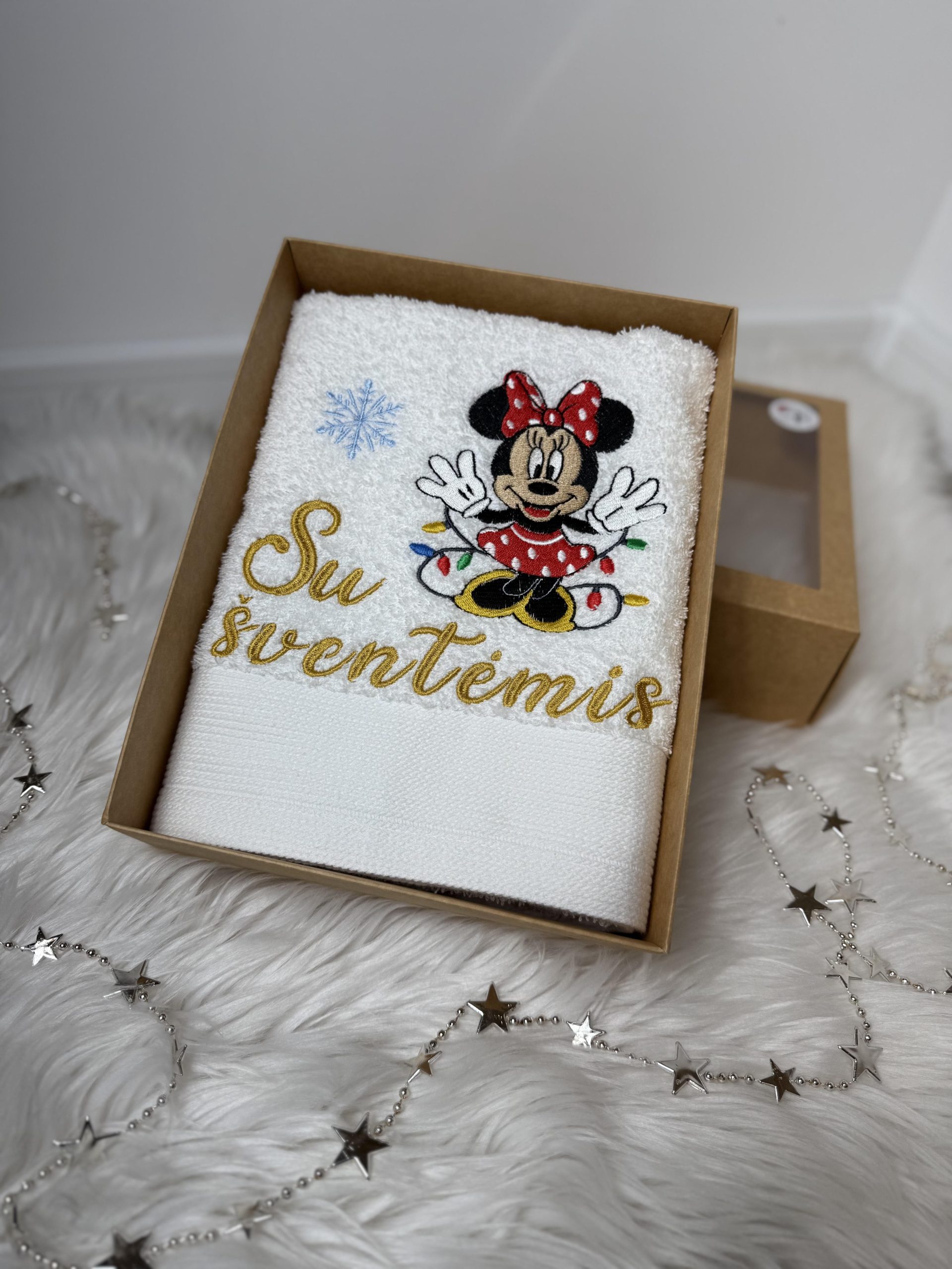 Baltas siuvinėtas rankšluostis su Mine, su užrašu „Su šventėmis“