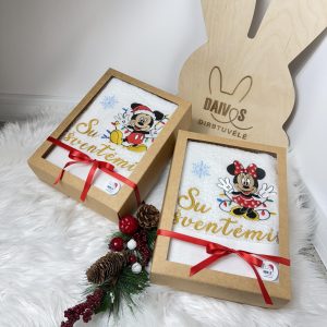 Balti siuvinėti rankšluosčiai su Mikimauzu ir Mine, su užrašu „Su šventėmis“ ir raudonais kaspinais.