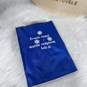 Ledo grandiklis-pirštinė automobiliui su mėlyna pašiltinta pirštine.